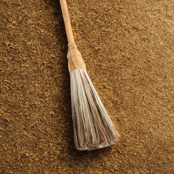 Escoba de palma con mango de caña
